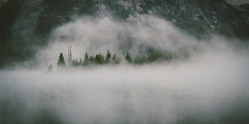 涪陵索道全景，阳光照耀下的江面波光粼粼，游客在索道上享受着冬日暖阳