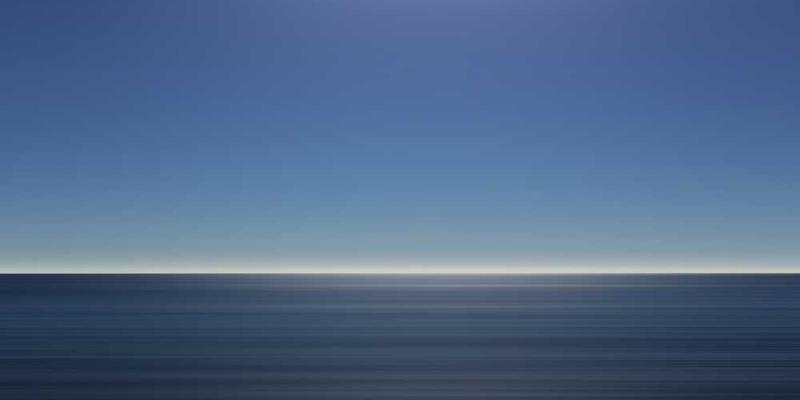 西交利物浦大学团队在实验室研究抗量子密码算法，背景为先进的科研设备，团队成员专注的眼神与严谨的态度彰显了我国科研实力的不断提升。