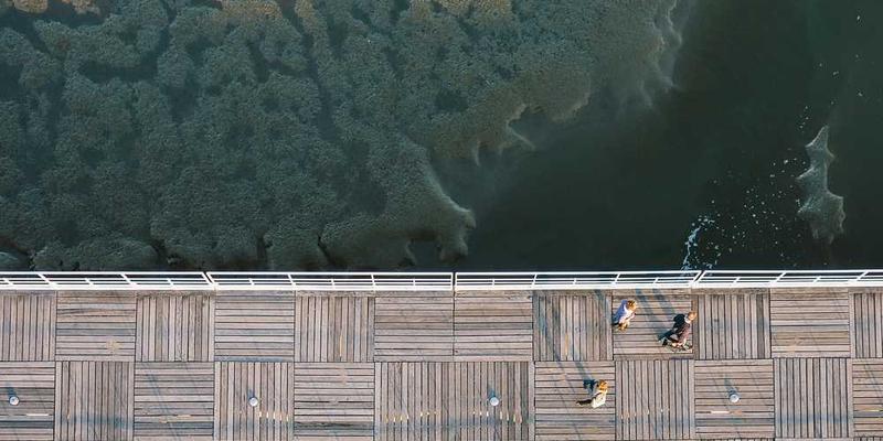冰场上机器人灵活穿梭的场景，配以“冰雪赛场机器人竞赛”字样