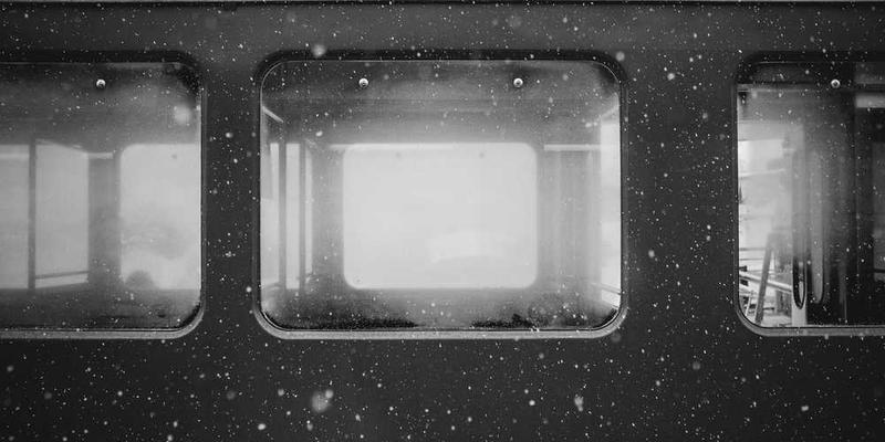 一张人民警察在街头救助受伤群众的画面，配文：守护生命，传递温暖。