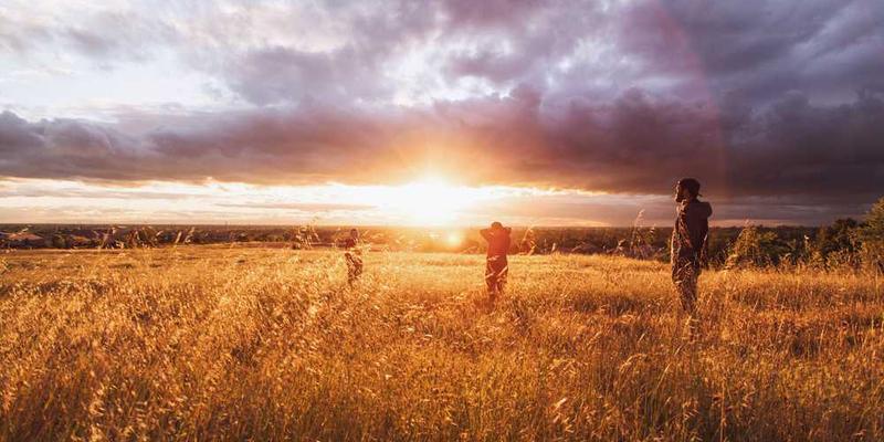 展示一张用户分享成功故事的图片，配文：“听听他们的故事，也许下一个是你！”