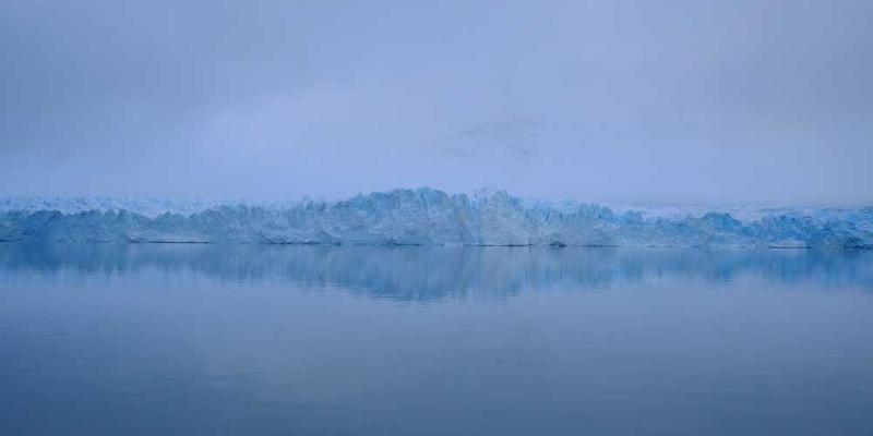 华为Mate系列新品手机展示，突出其设计和科技感