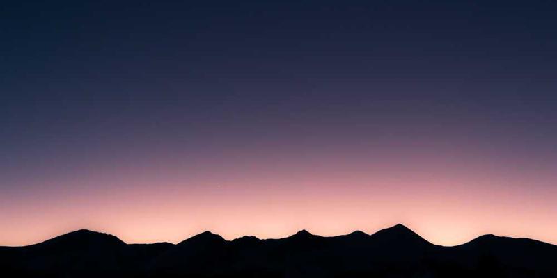 展示一张教程书籍的图片，配文：“学习新技能，从我们的教程开始！”