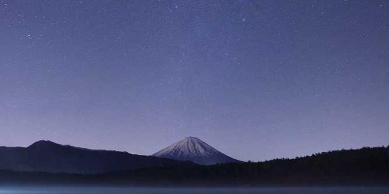 内蒙古降雪景象，白雪皑皑，街头巷尾一片洁白，行人在雪中行走，背景中可见飘扬的雪花。