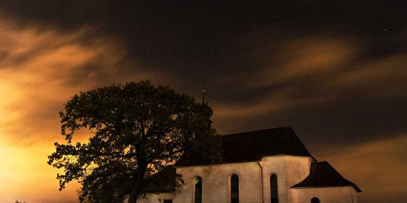 获奖者们喜笑颜开，领取奖品