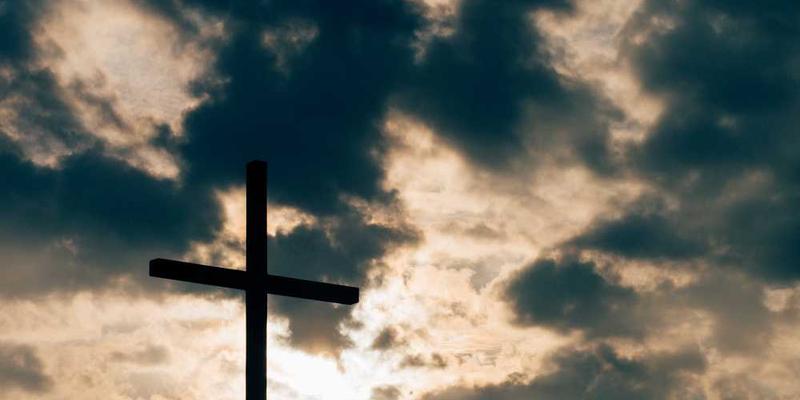 展示一张线上活动宣传的图片，配文：“参与我们的活动，赢取丰厚奖品！”