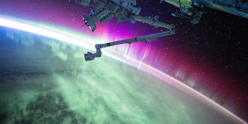 活动现场，两岸嘉宾热烈交流，探讨短视频与直播发展