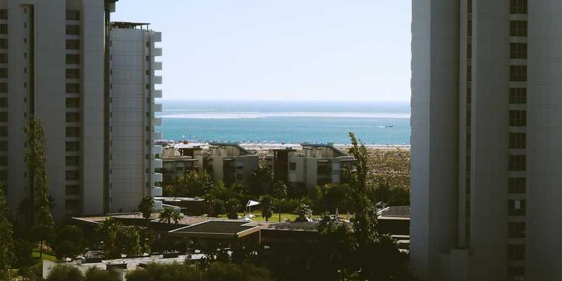 展现我国金融市场发展壮大的画面，如繁忙的证券交易所或创新型企业融资的新闻照片