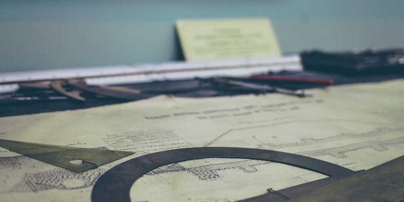 瓦屋山雪景,蓝天、雪山、云雾相映成趣,如同一幅绝美的山水画卷