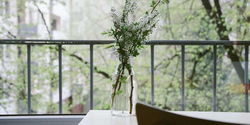 主办方为获奖者颁发奖品，祝贺他们的优异成绩