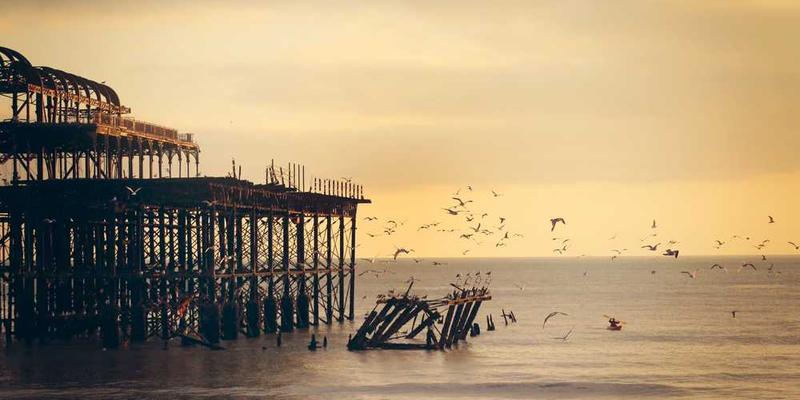 说明：王毅部长在非盟总部出席“中非人文交流与合作高级别会议”的场景，画面展示王毅部长与非洲各国代表友好交流。