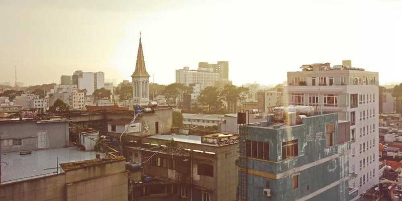 一位年轻人在图书馆认真学习的场景，背景是堆满书籍的书架，象征着知识的积累和成长