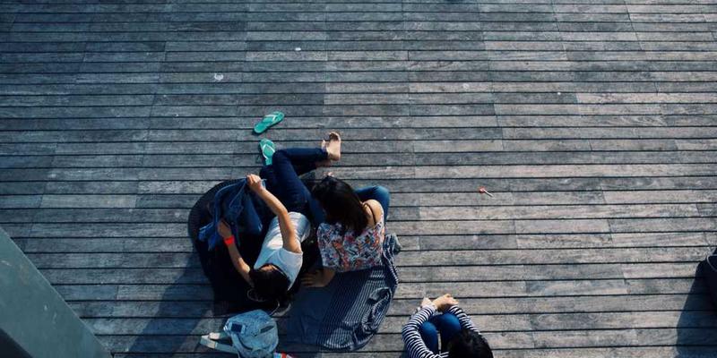 想象你的镜子，在反射你之外，是否也留存了往昔住户的影像