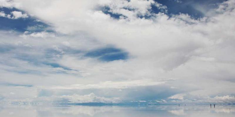 一杯精心调制的鸡尾酒,色彩丰富,层次分明