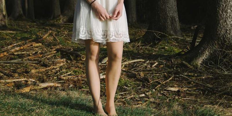 说明：购物直播中主播在亢奋状态下进行产品展示