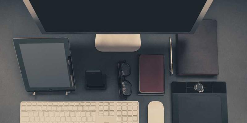 记录冬日口中呼出的白气,在空气中形态从清晰到消散的短暂存在