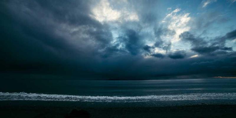 说明:一位AI工程师在分析数据,背景中显示着不同种族和性别的人物图像,象征着AI系统的多元性和公平性