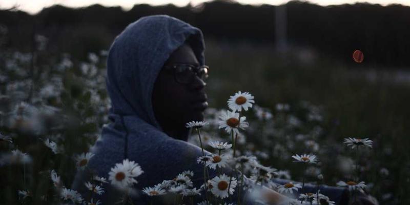 一位用户在使用智能手机，屏幕上显示着监控自己行为的AI应用界面，背景是繁忙的城市生活场景，象征着自我改造的挑战与机遇