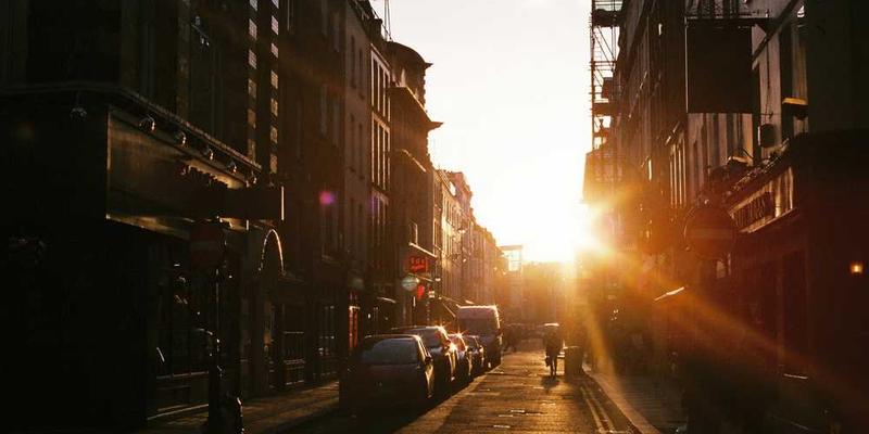 一张展示大脑活动的脑电图(EEG)图像,其中左侧为深度阅读时的脑电图,右侧为碎片刷屏时的脑电图。图例说明两种阅读方式下脑电波的变化。