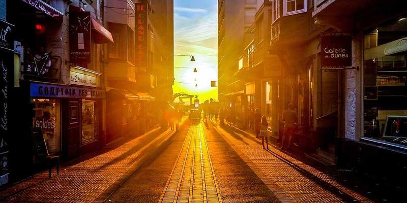 说明：青春期的叛逆，一个年轻人在操场上挥洒汗水