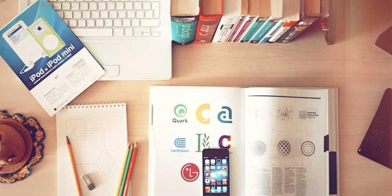 一张手轻抚棉被的照片