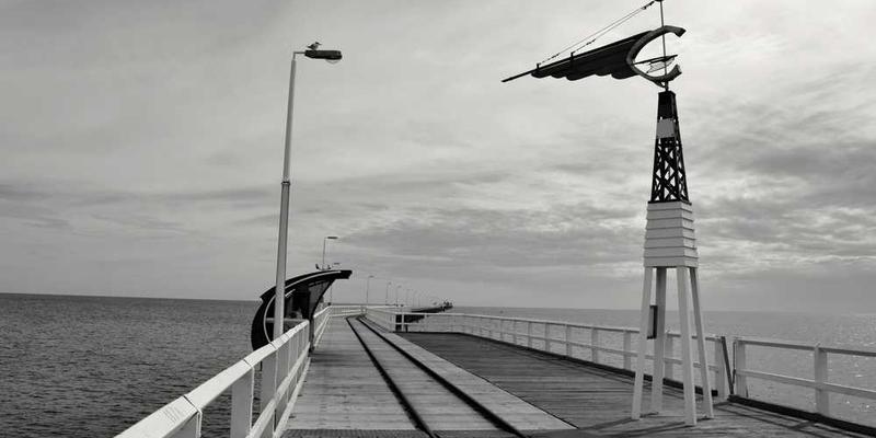 一座城市的文化活动中心，中心内举办着各种展览和演出，吸引了众多市民前来参观，人们在欣赏艺术作品的同时，也享受着城市文化的熏陶。