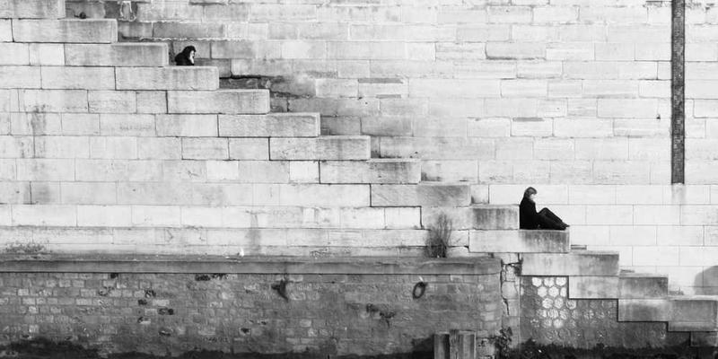 尝试以完全中立的“外星观察者”身份，记录一次人类社交聚会