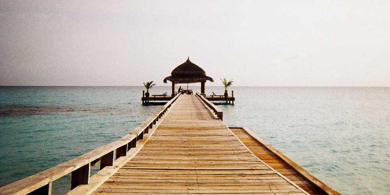 说明：夕阳下，信徒们在寺庙内祈求平安