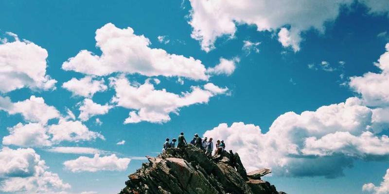 使用AI语音模拟器给家人报平安,声音完美,但妈妈问:“你今天怎么不结巴了”