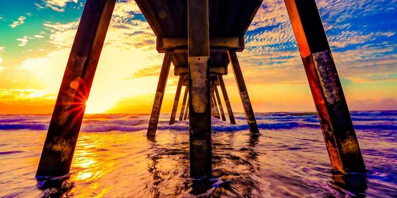 一位女子坐在森林的小径上，手中拿着一束野花，脸上洋溢着宁静的笑容。说明：女子在它界森林中找到心灵的慰藉，感受生命的美好。