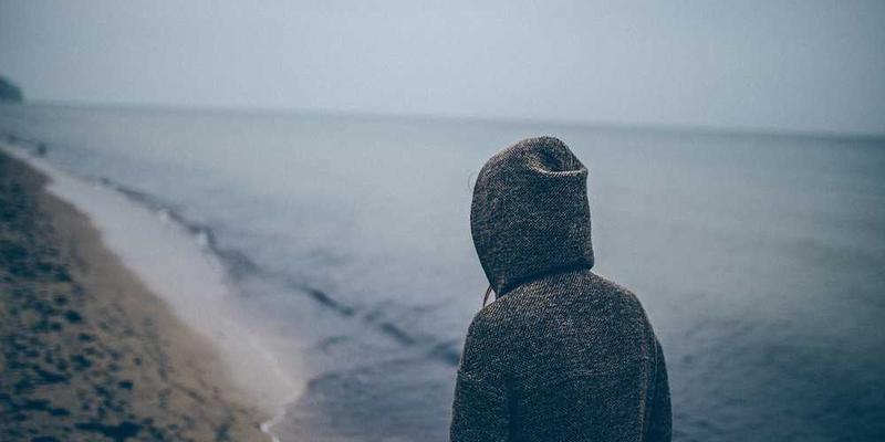 说明：一位穿着传统服装的人士在葬礼上向数字墓碑献花，象征电子文件的“安息”