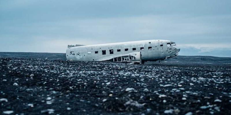 一位读者在灯下翻阅书籍，书页上映照着柔和的光影