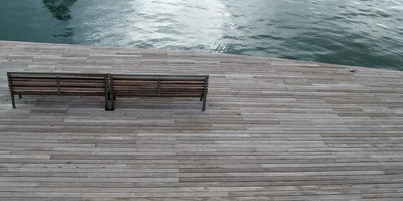 一个忙碌但快乐的厨房场景，展示烹饪过程