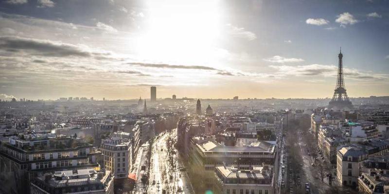一位年轻人在复古MP3上听音乐的场景，背景为简洁的木质书桌，营造出宁静的氛围