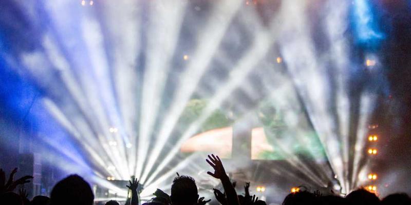 说明：一幅描绘咖啡馆角落的图画，角落里有一个被灯光照亮的座位，周围环境相对安静，给人一种孤独却又温暖的感觉。