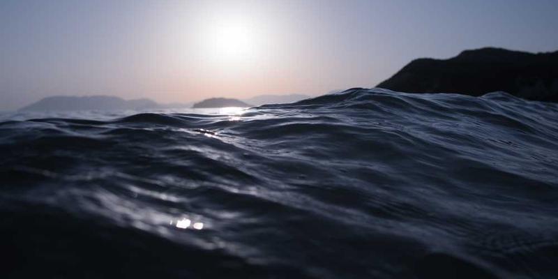 VSCode界面截图，说明：VSCode的简洁界面和丰富的插件功能