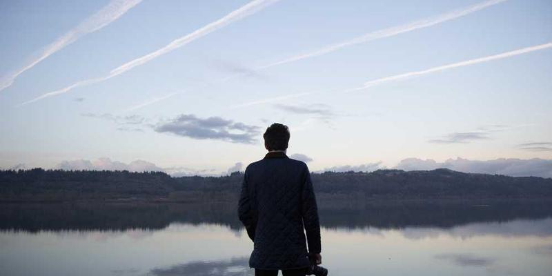 一本翻阅过的旧书，封面布满尘埃，页边空白处布满了字迹