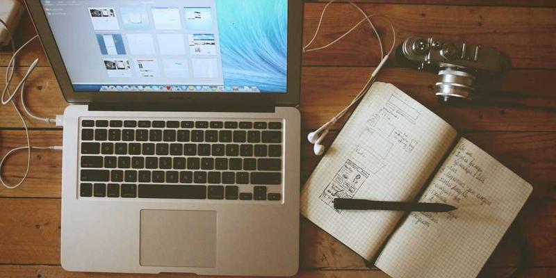 一位中年男子站在晨光中，手中拿着一本日记本，背景是一片宁静的公园，象征着重启生活的新开始。