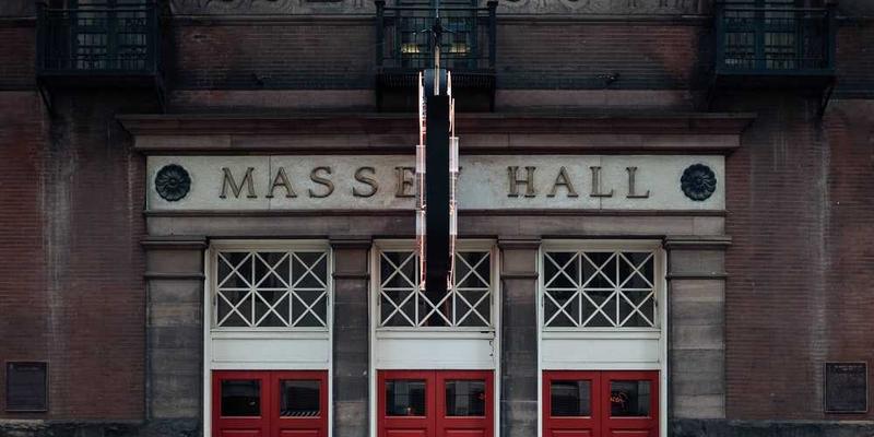 一位年轻人在办公室加班，旁边是一张储蓄卡，体现辛苦所得的积累