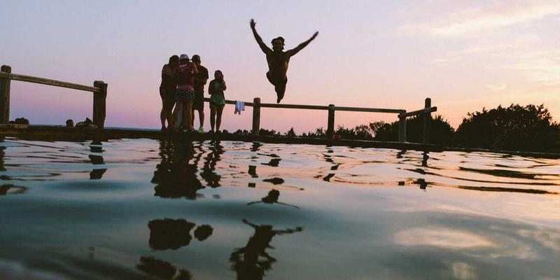 Midjourney用户创作的AI艺术作品，色彩斑斓，充满创意