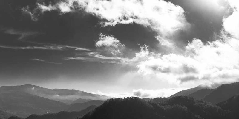 说明：一张展示旅行规划工具的图片，如手机、电脑等电子设备，以及地图、旅行攻略等纸质资料