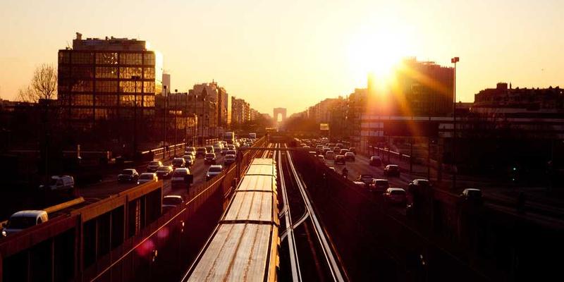 说明：一位职场人士在听“思考启动音效”，周围散落着文件和笔，表情专注