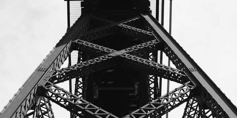 新生儿学习语言的瞬间,婴儿坐在父母怀中,对着镜子模仿发音,展示其语言学习的热情和潜能。说明:婴儿学习语言如同干细胞分化,是一个充满奇迹的过程。