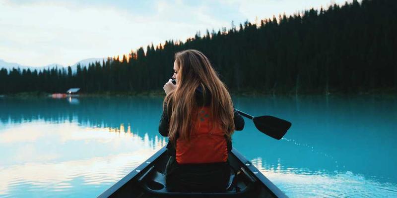 实验:一天内只接受单一信源(如一份报纸)的信息,记录感受