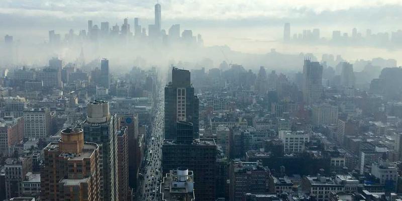 一位男士在画室中专注地绘画，背景是温暖的灯光和五彩斑斓的颜料