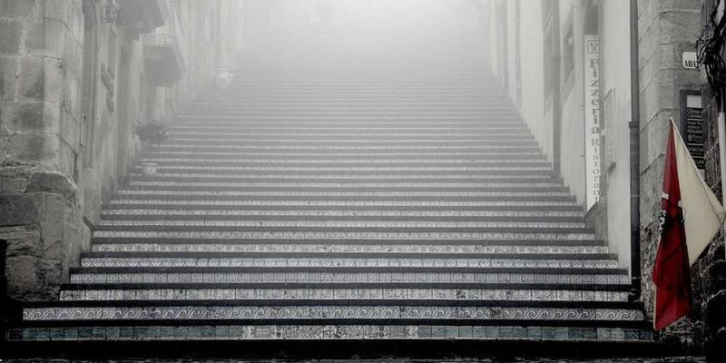 说明：一张展示不同职业领域虚拟背景对比的图片，突出专业形象与个性化设计