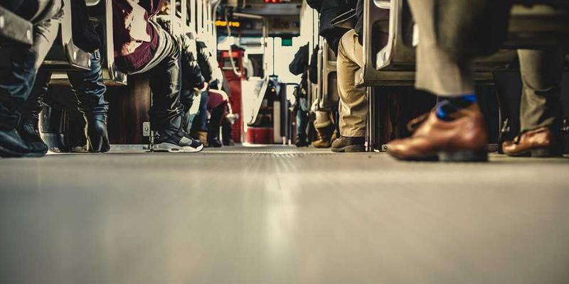 一位女士专注地织毛衣，旁边放着一堆彩色毛线球，背景温馨舒适