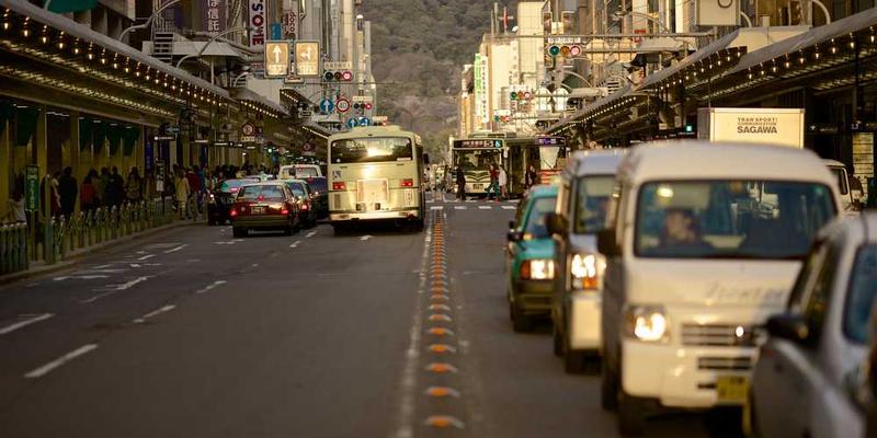 一位面带微笑的人与一个看似负面情绪的人物对话,背景是宁静的森林。说明:在这个宁静的森林中,我们尝试与内心那个潜在的负面情绪进行对话,理解他的诉求,最终携手走向美好的未来。