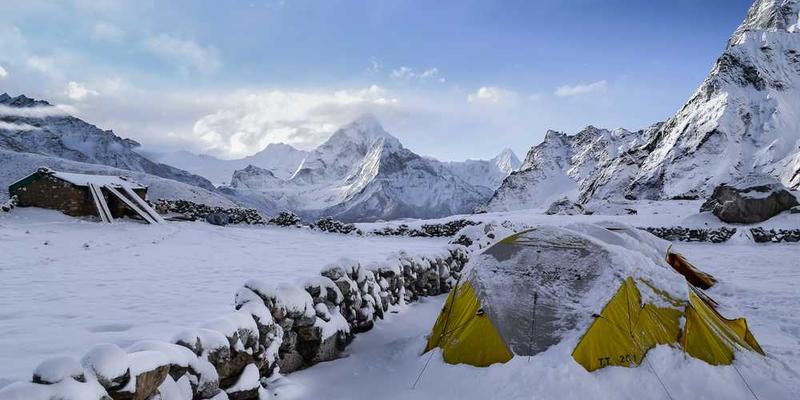 说明：一张展示人们在放松的情景，例如阅读书籍、聆听音乐、散步的插图，以表现从情感倦怠中恢复的轻松氛围