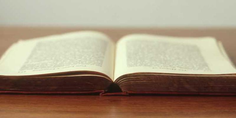 一位旅行者在异国他乡欣赏风景,背景为不同文化建筑,展示旅行中频繁切换空间的场景